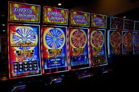 Varian blackjack klasik dengan dealer profesional